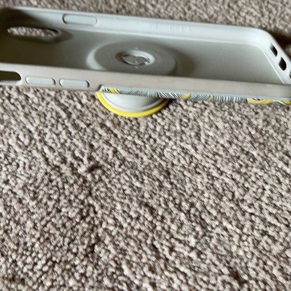 Otterbox with a built in Pop-socket IPhoneX - Picture 5 of 9